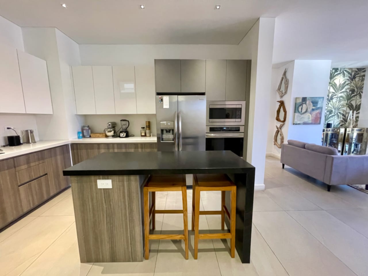 APARTAMENTO AMUEBLADO RENTA MARANTA OAKLAND ZONA 10, 2 DORMITORIOS, SALA FAMILIAR, DORMITORIO DE SERVICIO, 2 PARQUEOS Y BODEGA, 166 MTS2 $2,700 + IVA — Apartamento en Alquiler en Oakland I, Zona 10, Guatemala, Ciudad — foto 1 de 11