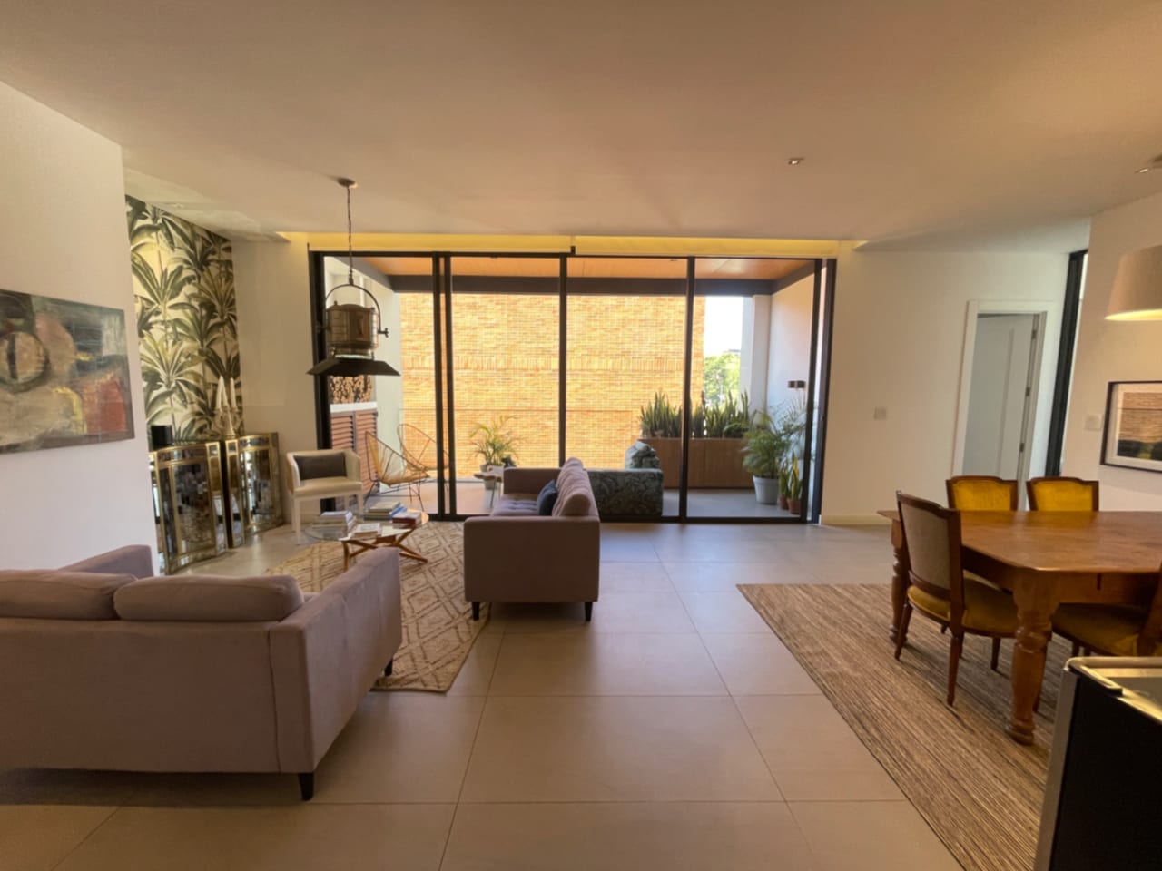 APARTAMENTO AMUEBLADO RENTA MARANTA OAKLAND ZONA 10, 2 DORMITORIOS, SALA FAMILIAR, DORMITORIO DE SERVICIO, 2 PARQUEOS Y BODEGA, 166 MTS2 $2,700 + IVA — Apartamento en Alquiler en Oakland I, Zona 10, Guatemala, Ciudad — foto 3 de 11
