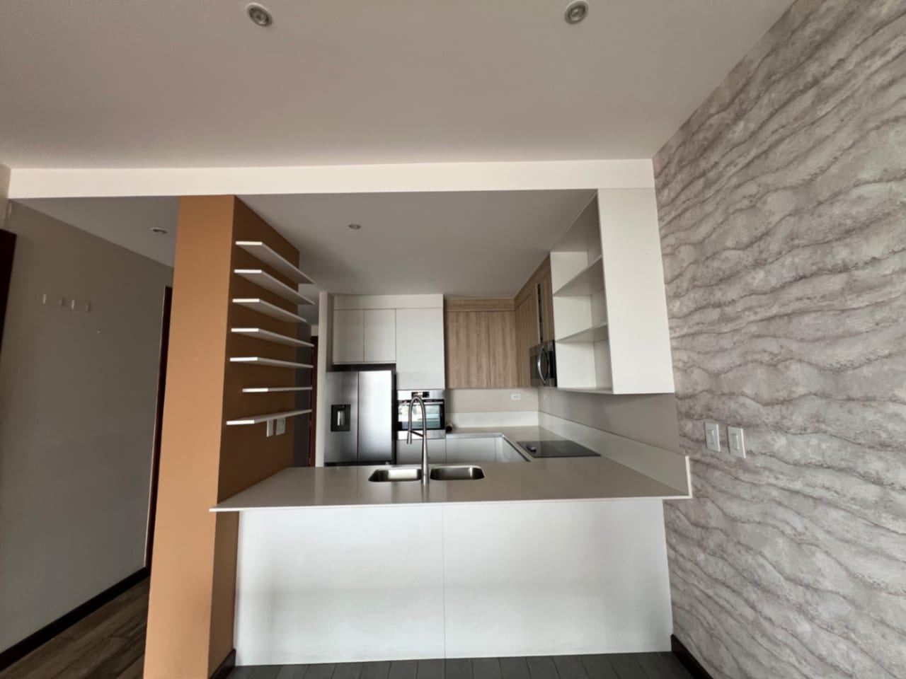 APARTAMENTO RENTA ZONA 15 VH 2, ESIFICIO VHISTA, 2 DORMITORIOS CADA UNO CON BAÑO 131 MTS2 CON VISTS ESPECTACULAR $1,700 — Apartamento en Alquiler en Vista Hermosa II, Zona 15, Guatemala, Ciudad — foto 2 de 10