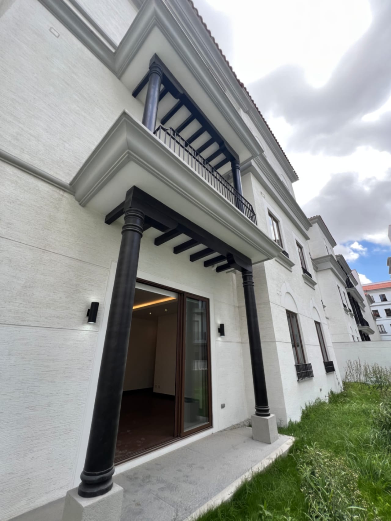 Nogales de Cayalá Zona 16, Apartamento Nuevo con Jardín 3 Dormitorios Venta Y/o Renta 160 MTS2 Apto + 50 Mts Jardín + 4 Parqueos Venta $850,000 Renta $3,250 — Apartamento en Alquiler en Zona 16, Guatemala, Ciudad — foto 1 de 9
