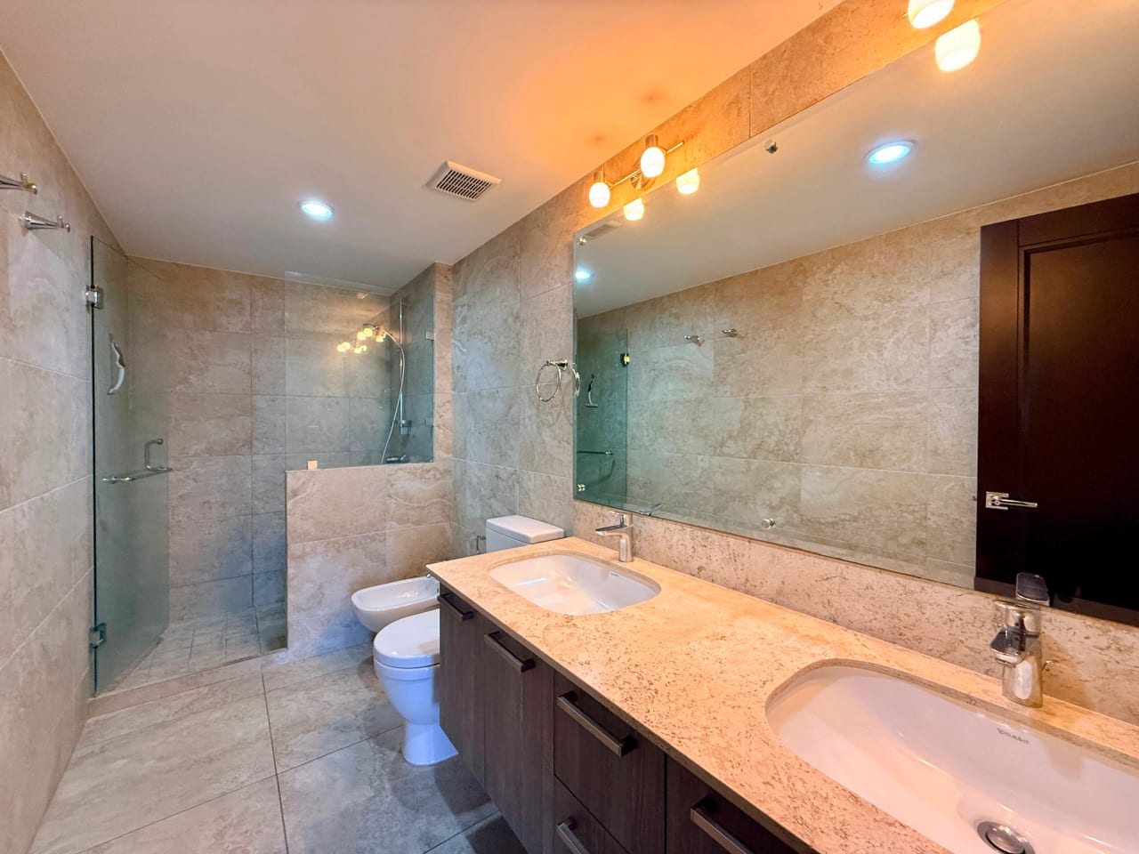 Apartamento amueblado en alquiler edifcio Santa Sofia zona 10 — Apartamento en Alquiler en Zona 10, Guatemala, Ciudad — foto 11 de 17