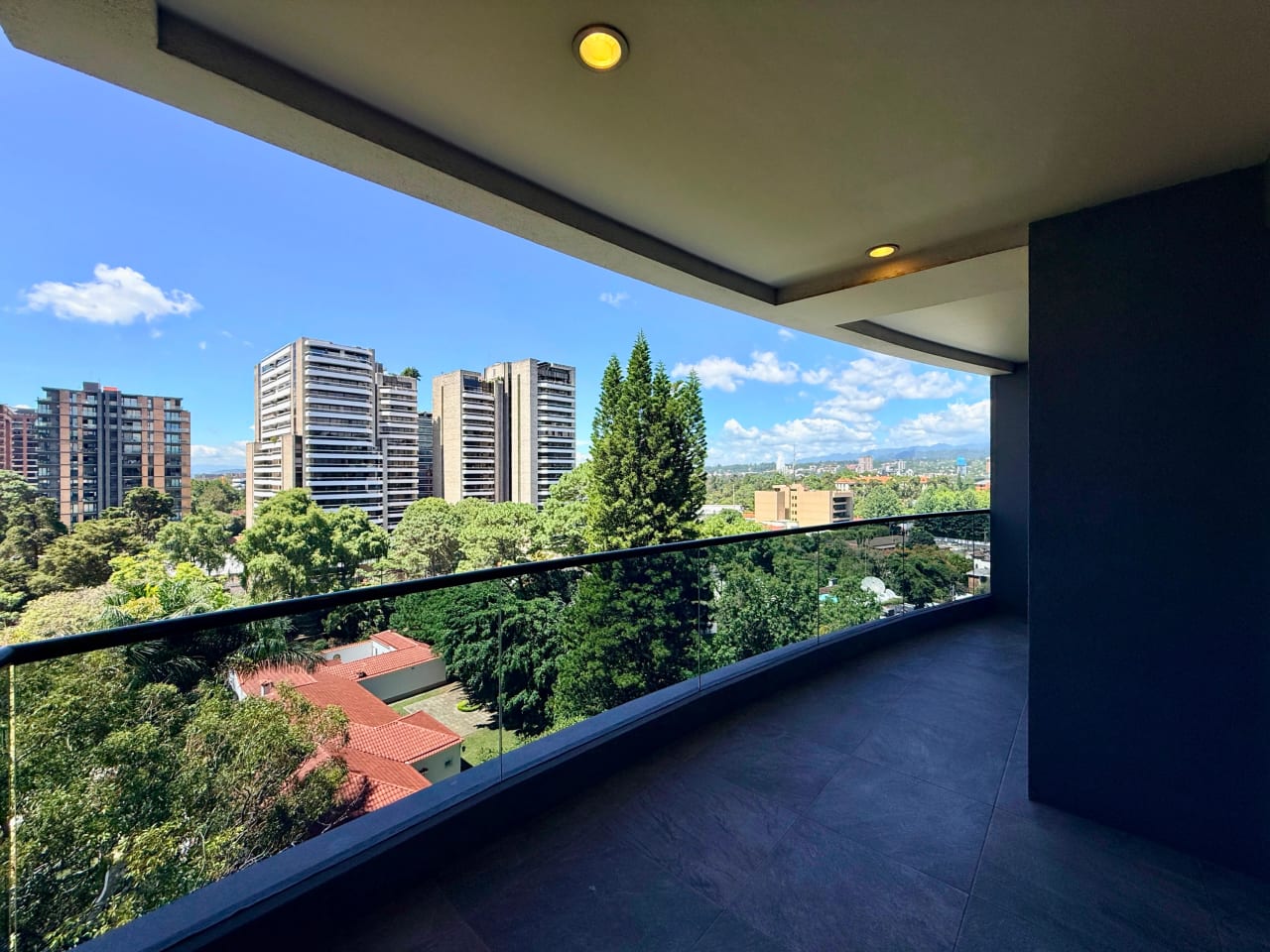 Apartamento amuebaldo en alquiler en edificio Santa Sofia zona 10 — Apartamento en Alquiler en Zona 10, Guatemala, Ciudad — foto 2 de 17