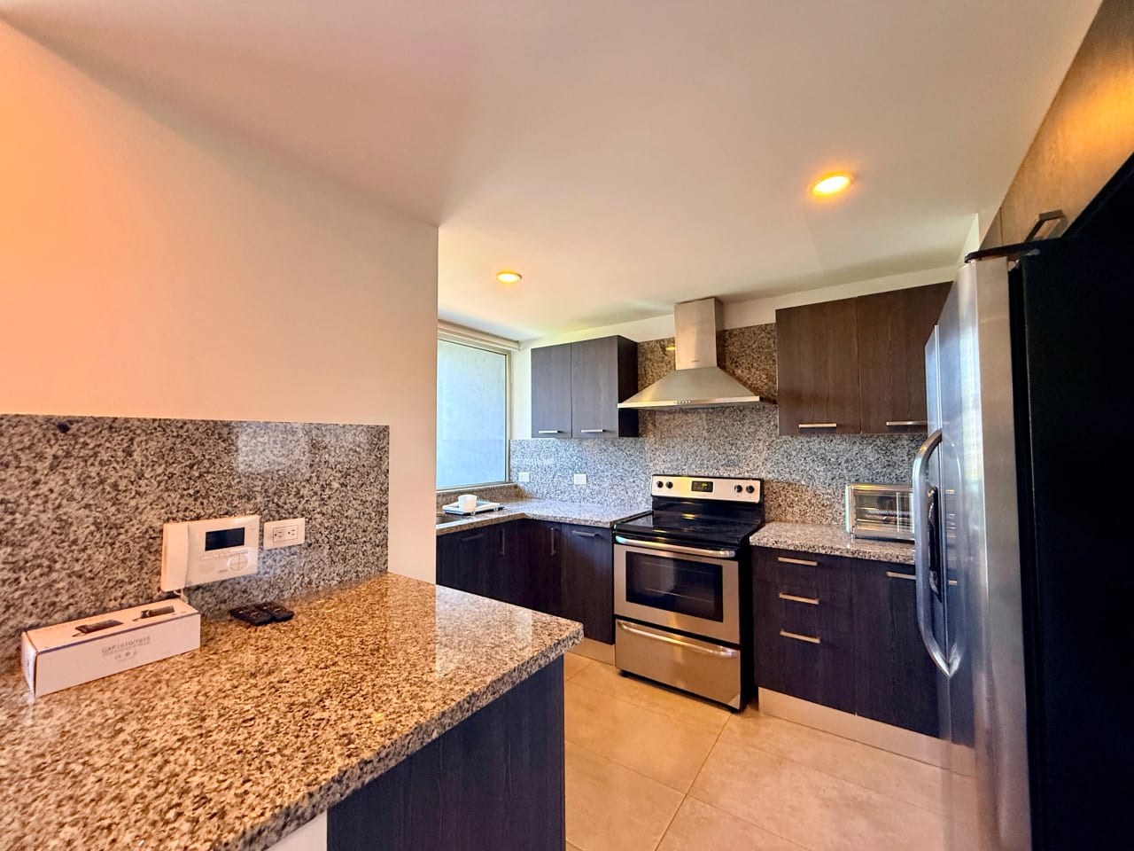 Apartamento amuebaldo en alquiler en edificio Santa Sofia zona 10 — Apartamento en Alquiler en Zona 10, Guatemala, Ciudad — foto 4 de 17