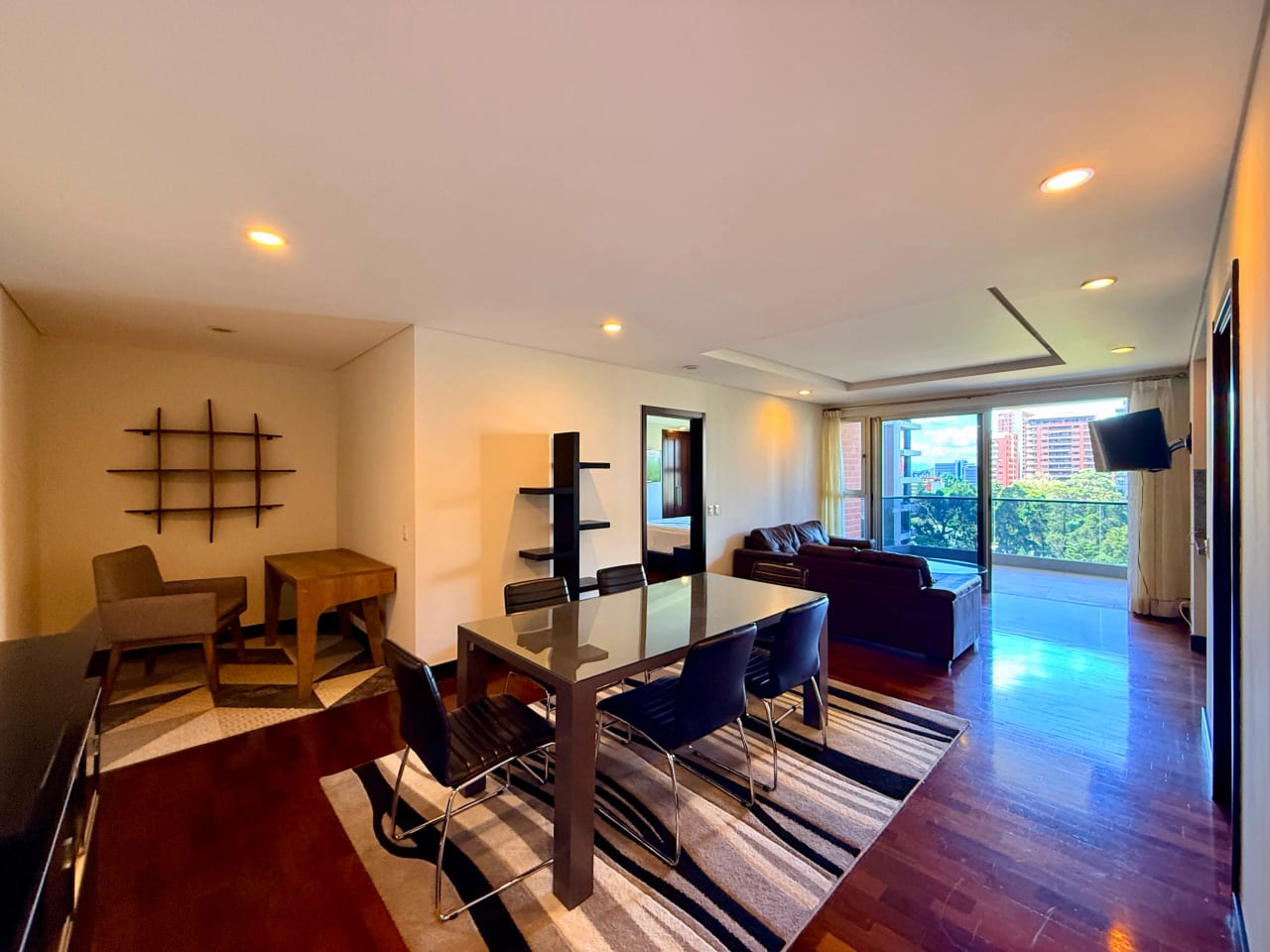 Apartamento amuebaldo en alquiler en edificio Santa Sofia zona 10 — Apartamento en Alquiler en Zona 10, Guatemala, Ciudad — foto 10 de 17