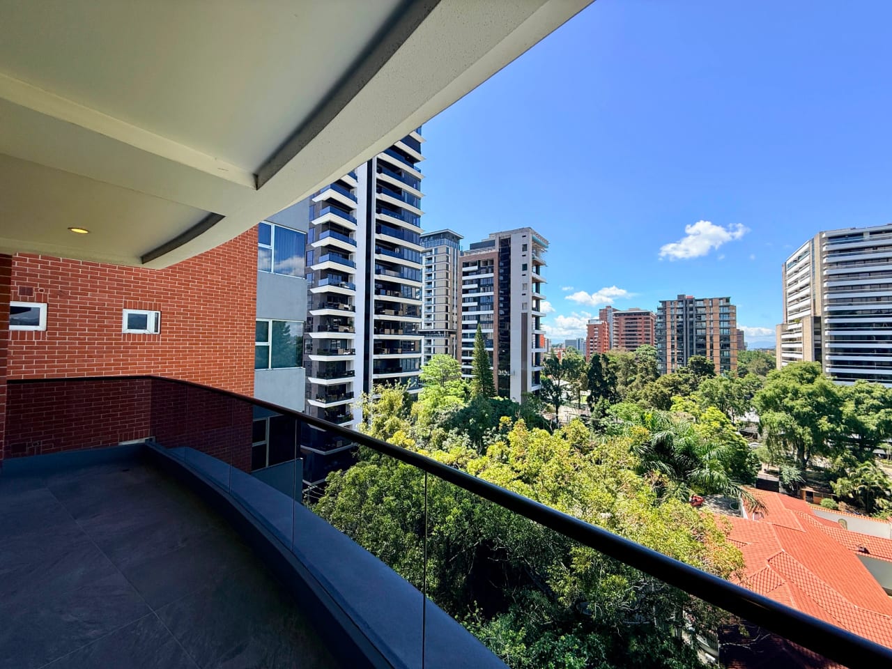 Apartamento amuebaldo en alquiler en edificio Santa Sofia zona 10 — Apartamento en Alquiler en Zona 10, Guatemala, Ciudad — foto 14 de 17