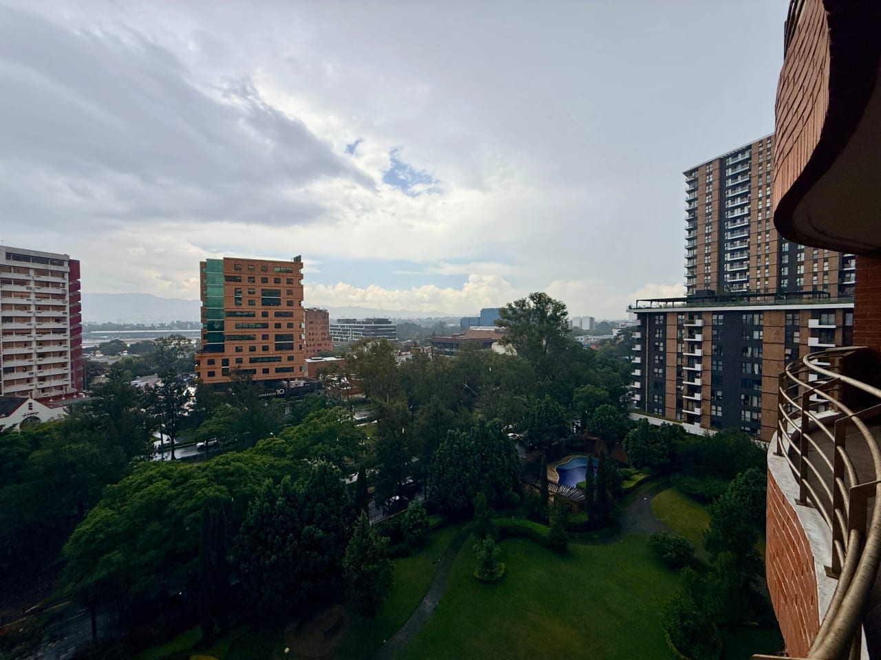 Apartamento en alquiler en edificio Tadeus zona 14 — Apartamento en Alquiler en Zona 14, Guatemala, Ciudad — foto 2 de 17