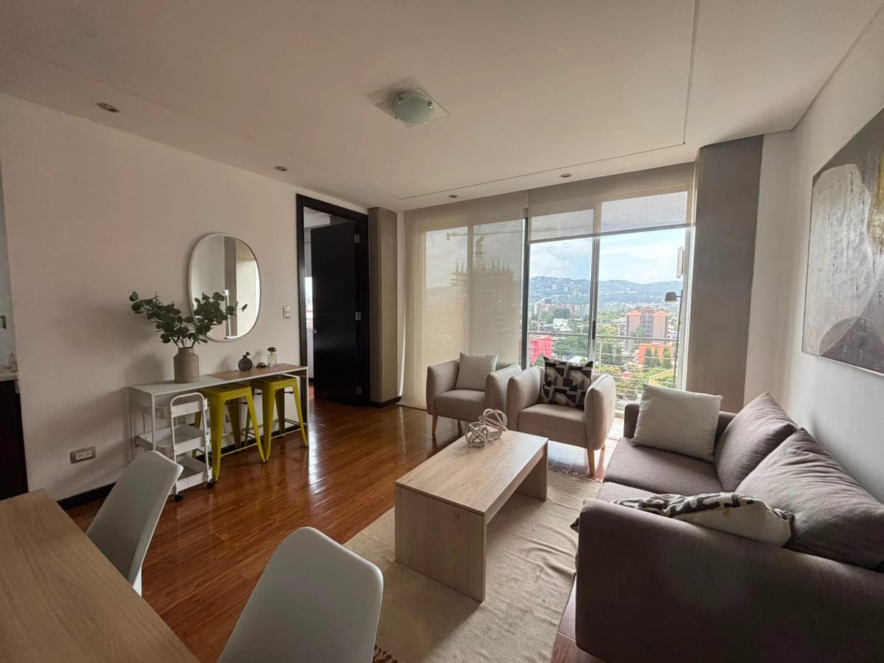 Apartamento amuebaldo en alquiler en Torre 14 zona 14 — Apartamento en Alquiler en Zona 14, Guatemala, Ciudad — foto 1 de 8