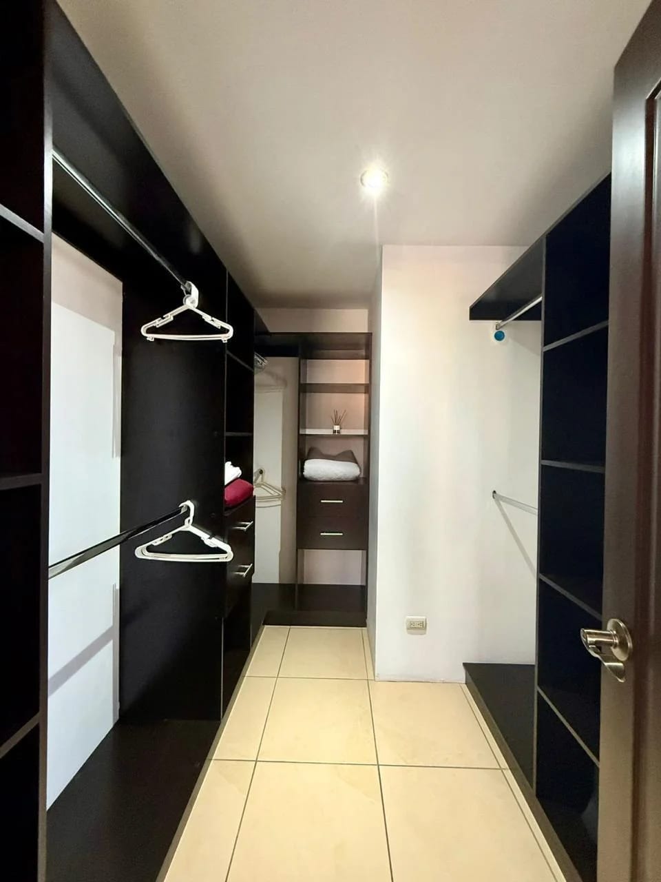 Apartamento amueblado en renta Zona 10 - La Madeleine — Apartamento en Alquiler en Zona 10, Guatemala, Ciudad — foto 8 de 15