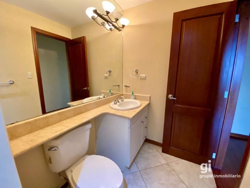 Apartamento en alquiler zona 10, 2 dormitorios + cuarto de servicio - 10