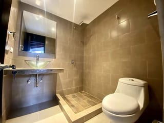 Apartamento remodelado excelente ubicacion sobre la diagonal 6 — Apartamento en Alquiler en Zona 10, Guatemala, Ciudad — miniatura 4 de 11