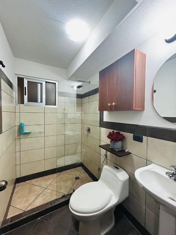Apartamento en venta en zona 16 con cocina renovada — Apartamento en Venta en Bosques de Euskadi, Zona 16, Guatemala, Ciudad — foto 3 de 15