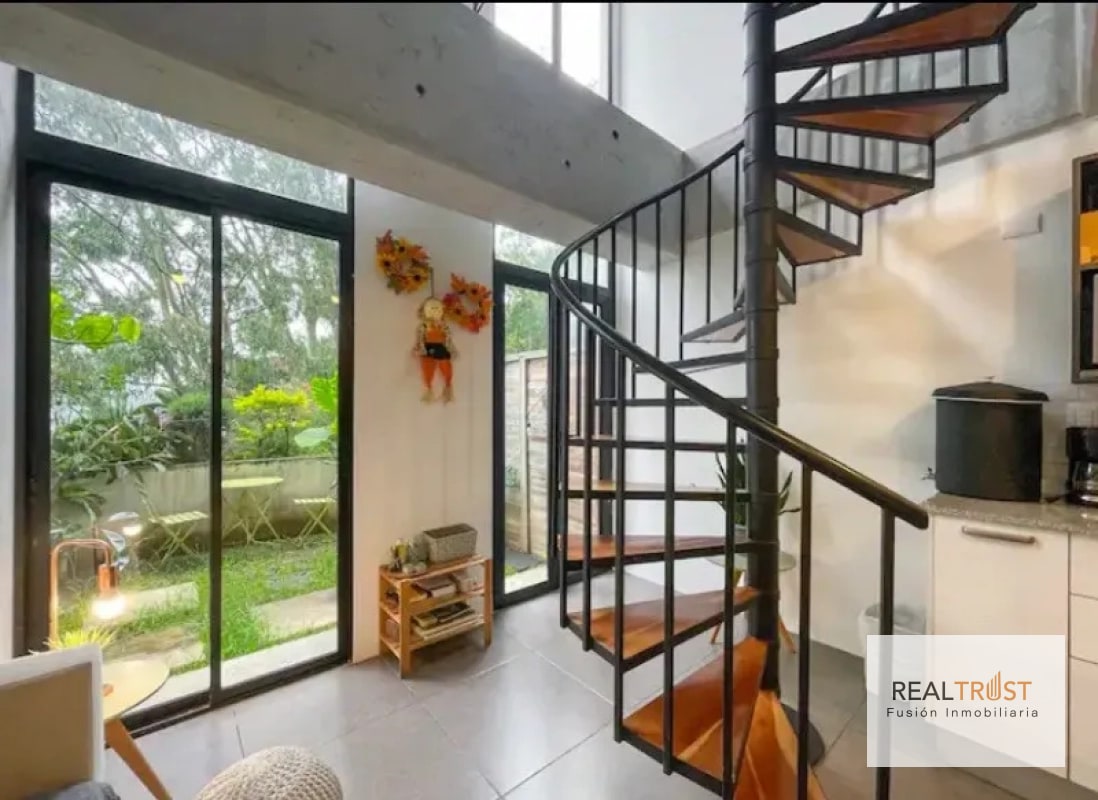 APARTAMENTO TIPO LOFT CON JARDÍN AMUEBLADO EN VENTA ZONA 10 - 1