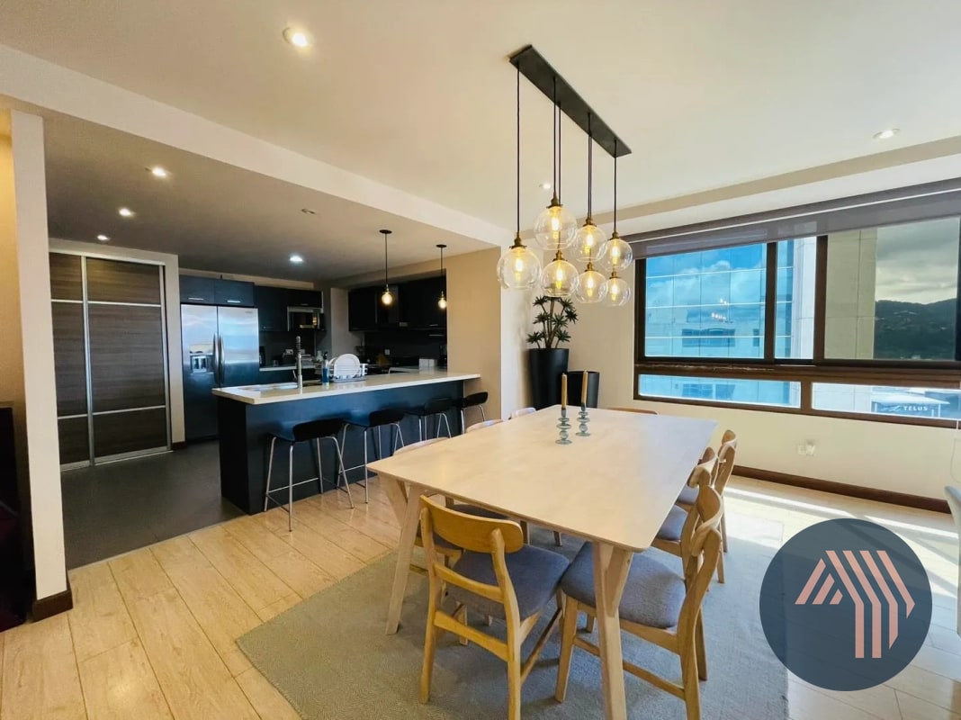 VENTA DE AMPLIO APARTAMENTO DE 2 NIVELES - VEINTI4, ZONA 10 - 16