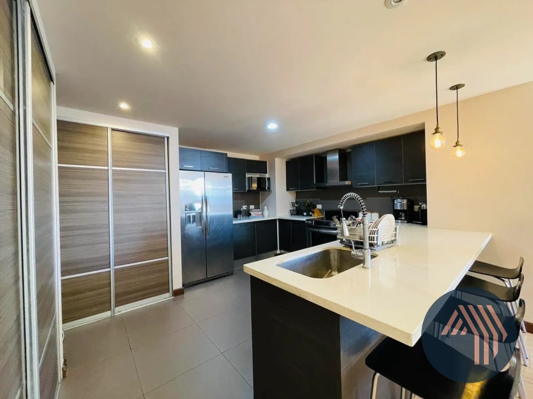 VENTA DE AMPLIO APARTAMENTO DE 2 NIVELES - VEINTI4, ZONA 10 - 15