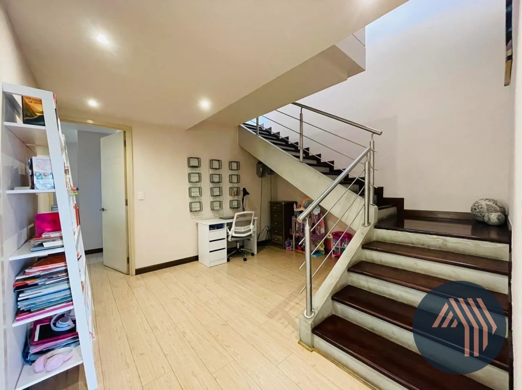 VENTA DE AMPLIO APARTAMENTO DE 2 NIVELES - VEINTI4, ZONA 10 - 2