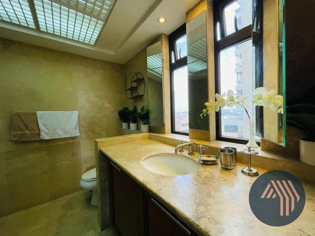 VENTA DE CÉNTRICO APARTAMENTO AMUEBLADO - TIFFANY, ZONA 10 - 6