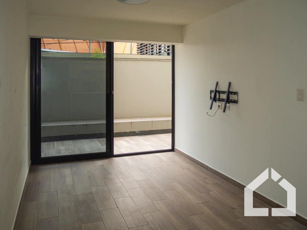 Apartamento de 2 habitaciones y patio en Aralia I, Mariscal zona 11 - 11