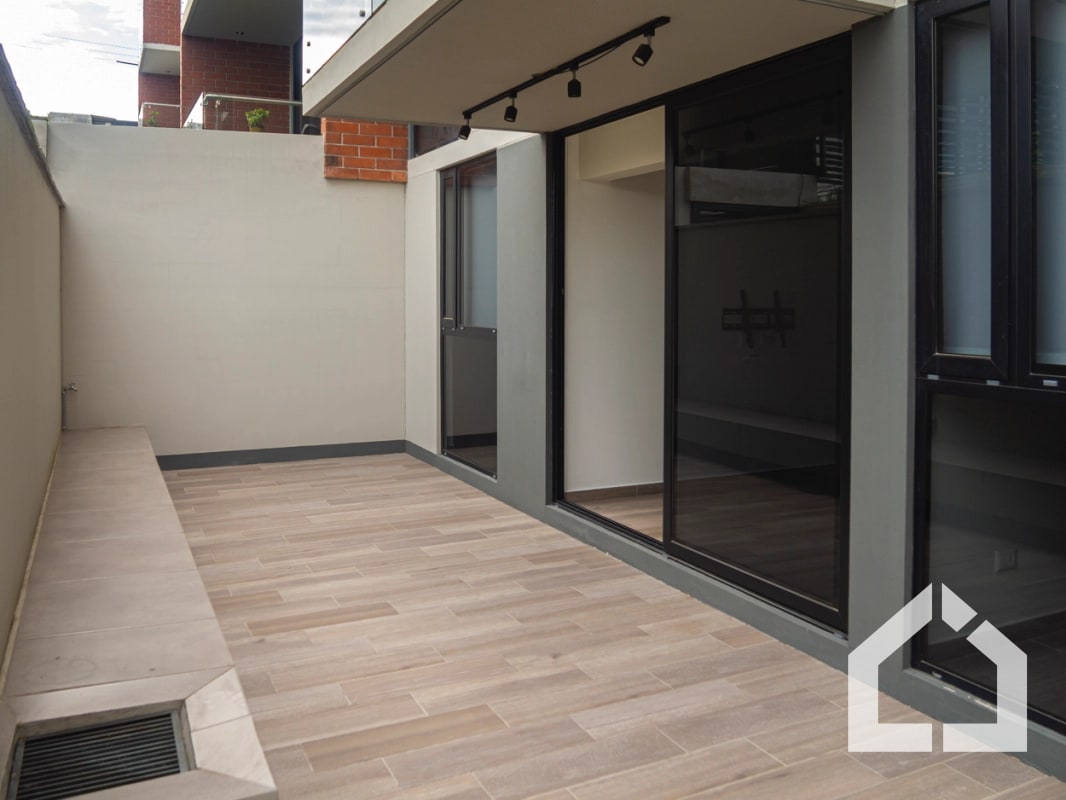 Apartamento de 2 habitaciones y patio en Aralia I, Mariscal zona 11 - 9