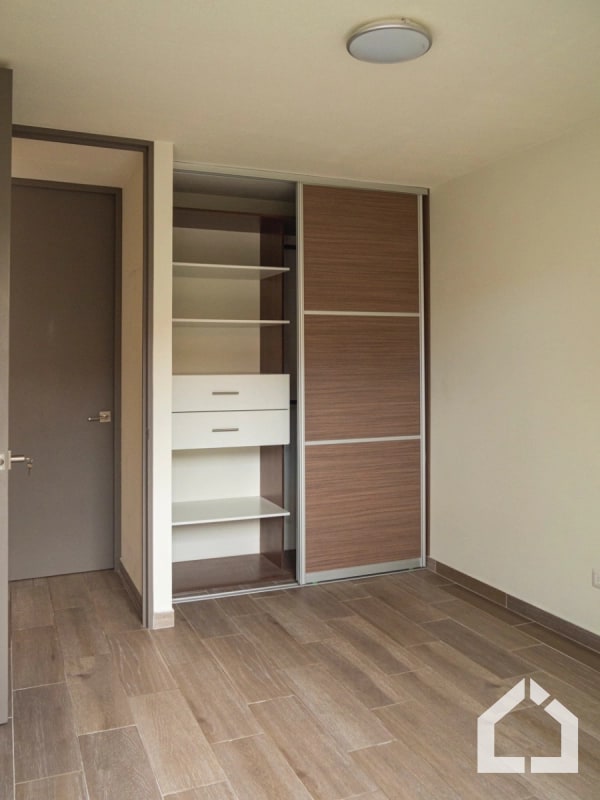Apartamento de 2 habitaciones y patio en Aralia I, Mariscal zona 11 - 4
