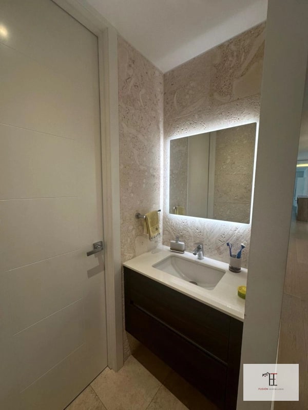 VENDO APARTAMENTO EN NIVEL 15 TOTALMENTE AMUEBLADO, AUTOMATIZADO Y MODERNO, EDIFICIO DE LIV ZONA 15 VH1 - 5