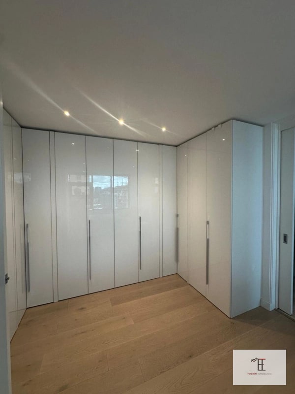VENDO APARTAMENTO EN NIVEL 15 TOTALMENTE AMUEBLADO, AUTOMATIZADO Y MODERNO, EDIFICIO DE LIV ZONA 15 VH1 - 4