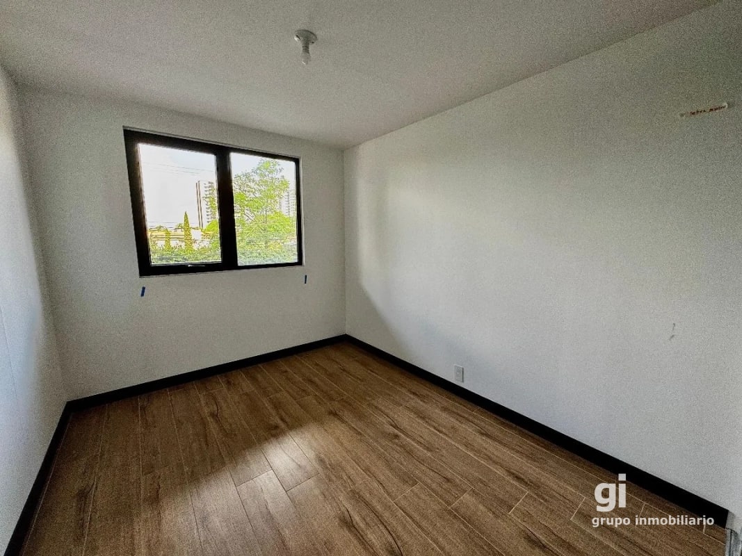 Elegante apartamento de 2 habitaciones con balcón amplio y acabados premium - 11