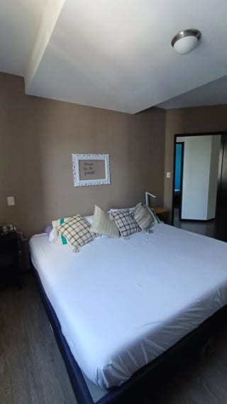 Apartamento amueblado en renta zona 10 — Apartamento en Alquiler en Zona 10, Guatemala, Ciudad — miniatura 4 de 10