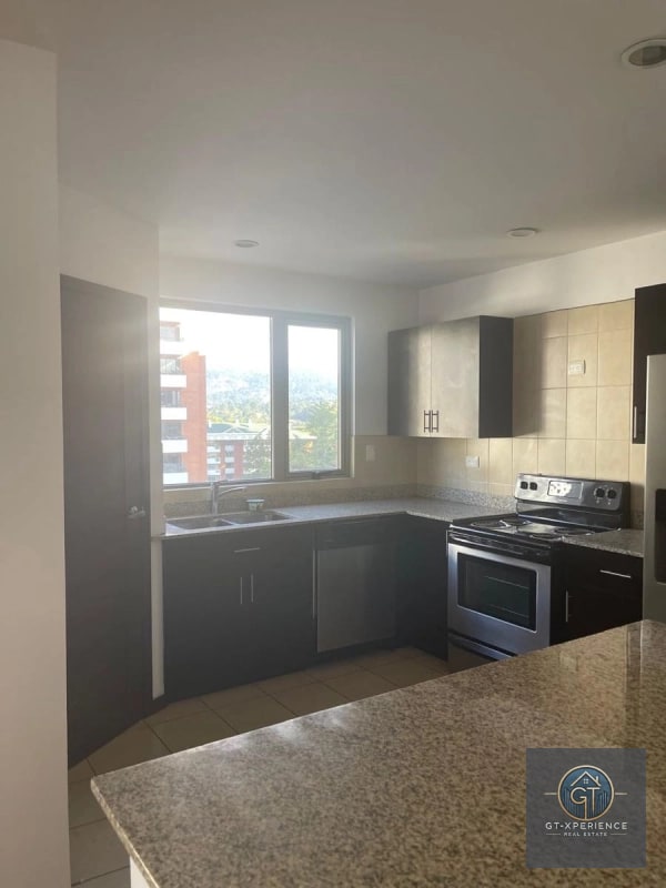 Apartamento en renta en edificio Torre Quattro, zona 14 - 13