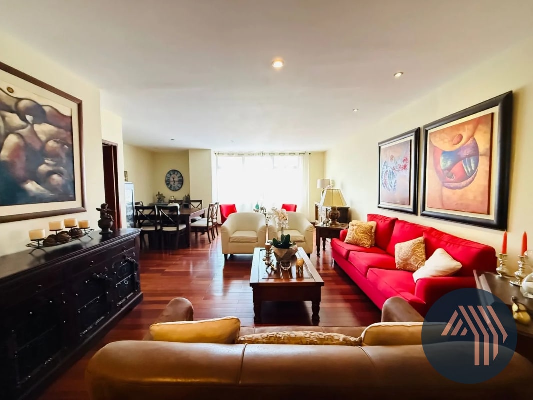 VENTA DE CÉNTRICO Y AMPLIO APARTAMENTO - BENEVENTO, ZONA 14 - 17