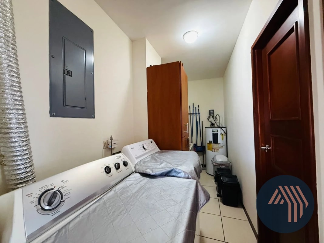 VENTA DE CÉNTRICO Y AMPLIO APARTAMENTO - BENEVENTO, ZONA 14 - 12