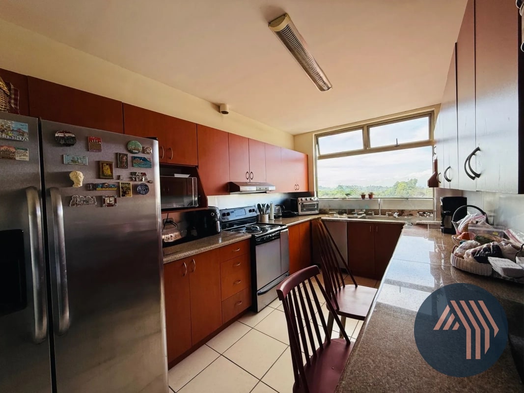 VENTA DE CÉNTRICO Y AMPLIO APARTAMENTO - BENEVENTO, ZONA 14 - 11