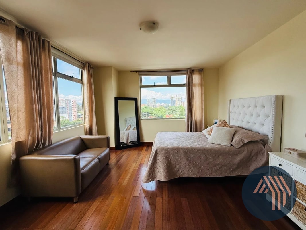 VENTA DE CÉNTRICO Y AMPLIO APARTAMENTO - BENEVENTO, ZONA 14 - 4