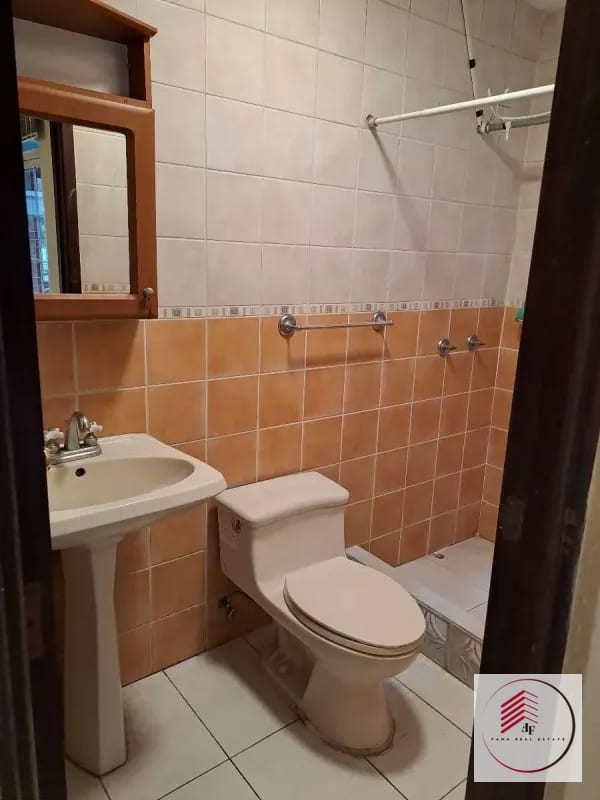 RENTA DE céntrico apartamento de una habitación en zona 10 a una cuadra de Oakland Mall diagonal 6 — Apartamento en Alquiler en Zona 10, Guatemala, Ciudad — foto 8 de 17