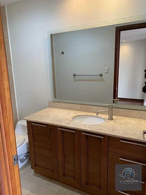 Lindo y amplio apartamento en Tiffany II, Zona 10 - 10