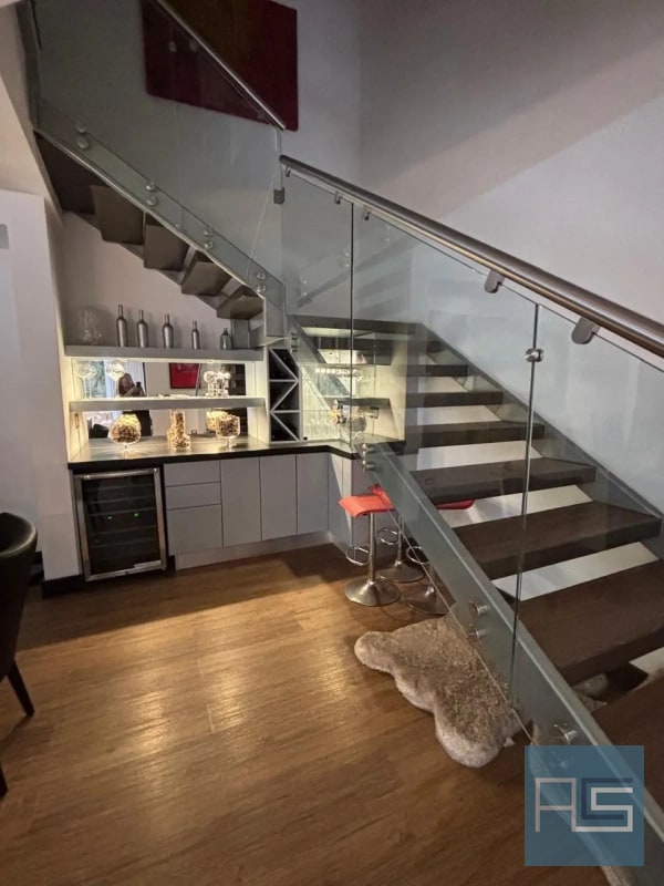 Moderno y amplio apartamento de 2 niveles, 4 hab. con jardín y 3 parqueos en Venta - 12