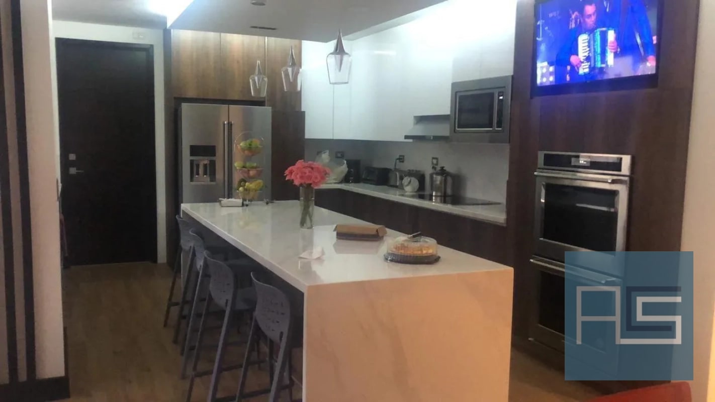 Moderno y amplio apartamento de 2 niveles, 4 hab. con jardín y 3 parqueos en Venta - 11