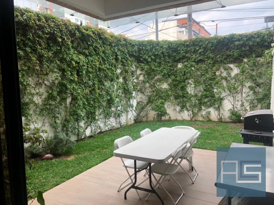 Moderno y amplio apartamento de 2 niveles, 4 hab. con jardín y 3 parqueos en Venta - 10