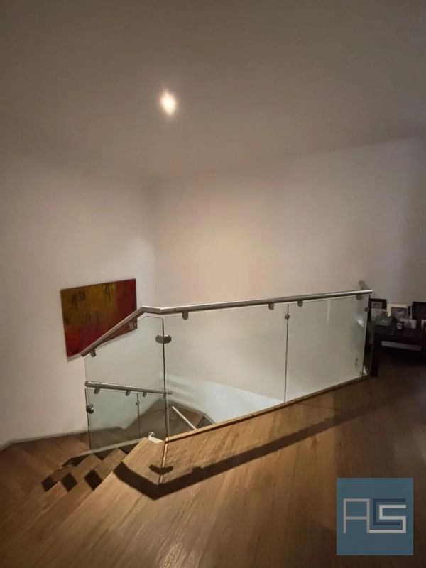 Moderno y amplio apartamento de 2 niveles, 4 hab. con jardín y 3 parqueos en Venta - 8