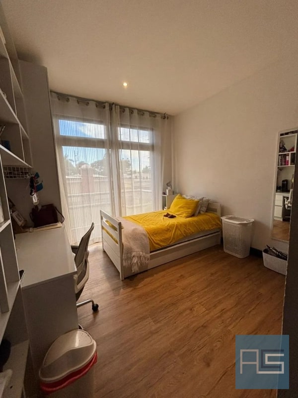Moderno y amplio apartamento de 2 niveles, 4 hab. con jardín y 3 parqueos en Venta - 6