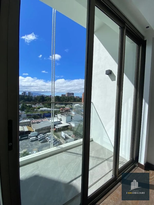 Apartamento con balcón en renta zona 10 edificio Atarah - 13