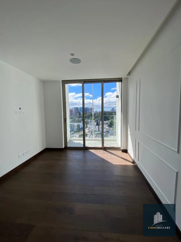 Apartamento con balcón en renta zona 10 edificio Atarah - 11