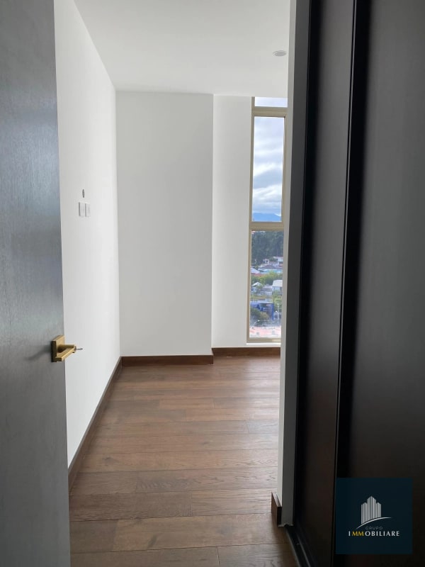 Apartamento con balcón en renta zona 10 edificio Atarah - 8