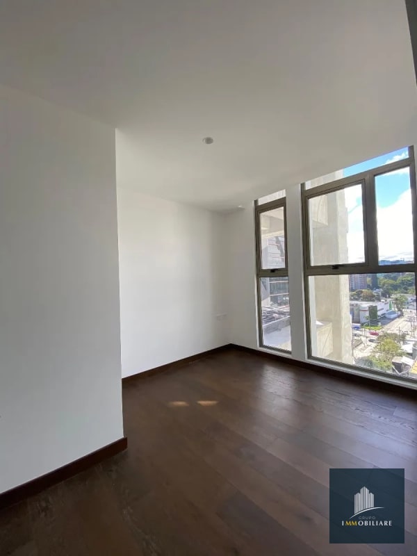 Apartamento con balcón en renta zona 10 edificio Atarah - 7