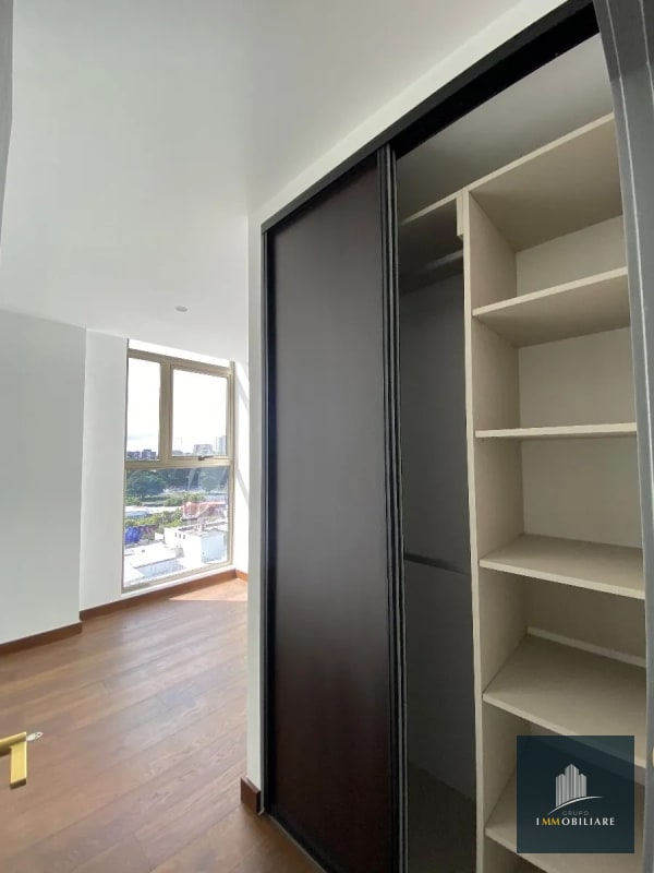 Apartamento con balcón en renta zona 10 edificio Atarah - 2