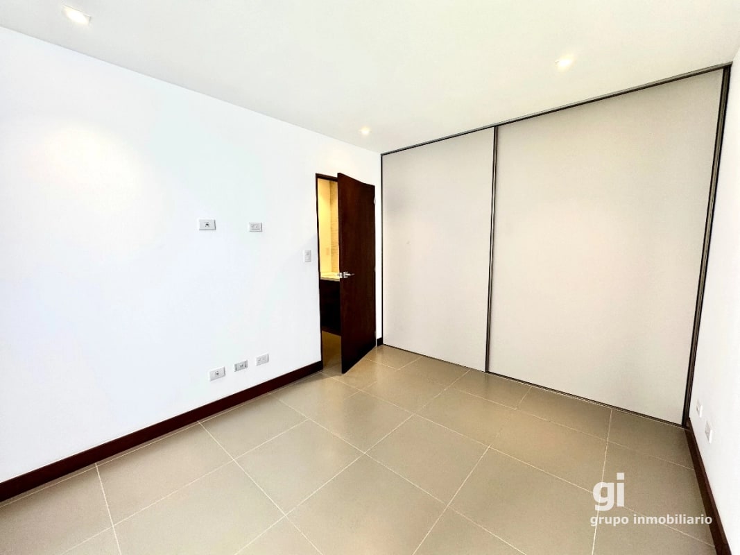 Apartamento de 3 dormitorios + cuarto de servicio en venta en zona 13 - 12
