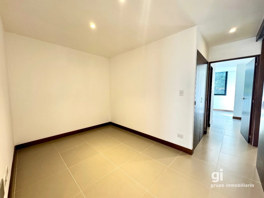 Apartamento de 3 dormitorios + cuarto de servicio en venta en zona 13 - 10