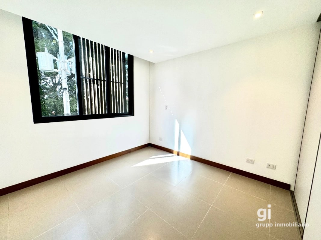 Apartamento de 2 dormitorios + jardín en venta en zona 13 - 8
