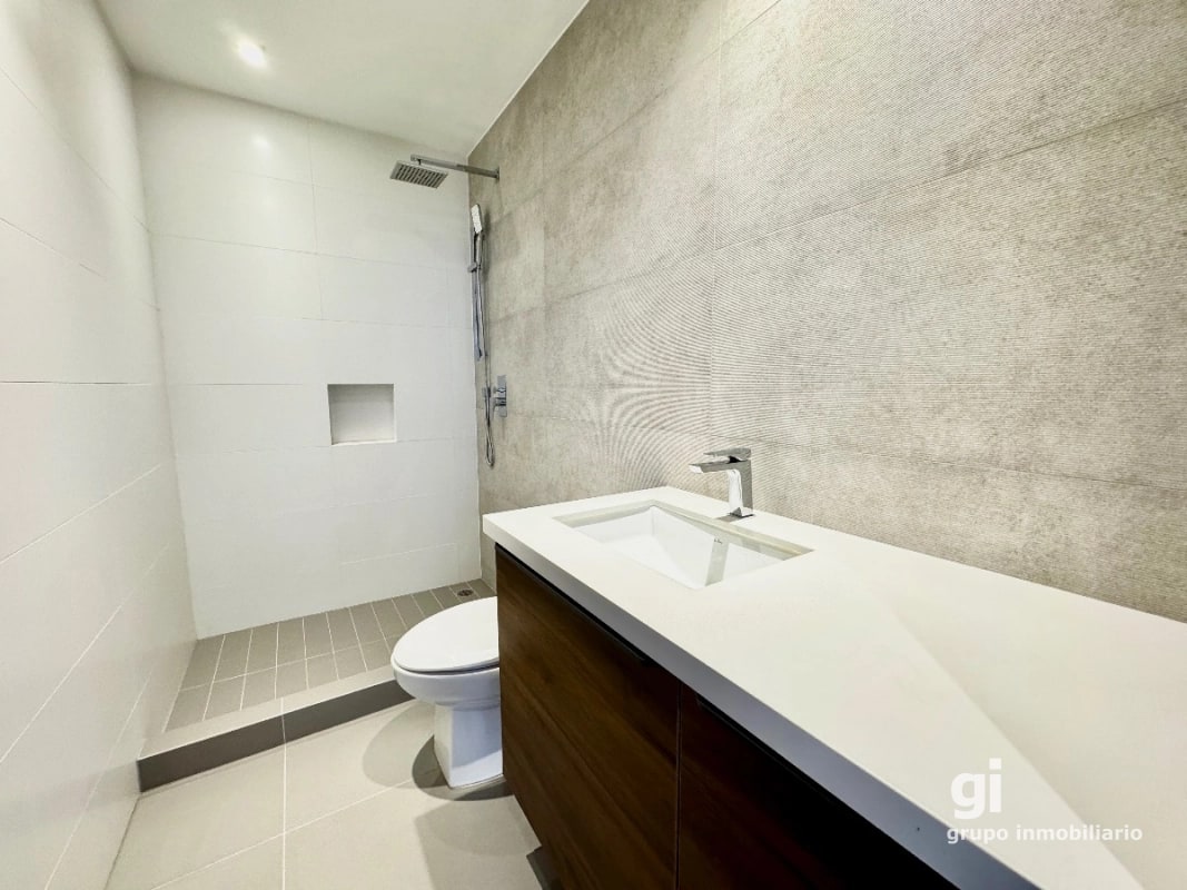 Apartamento de 2 dormitorios + jardín en venta en zona 13 - 9
