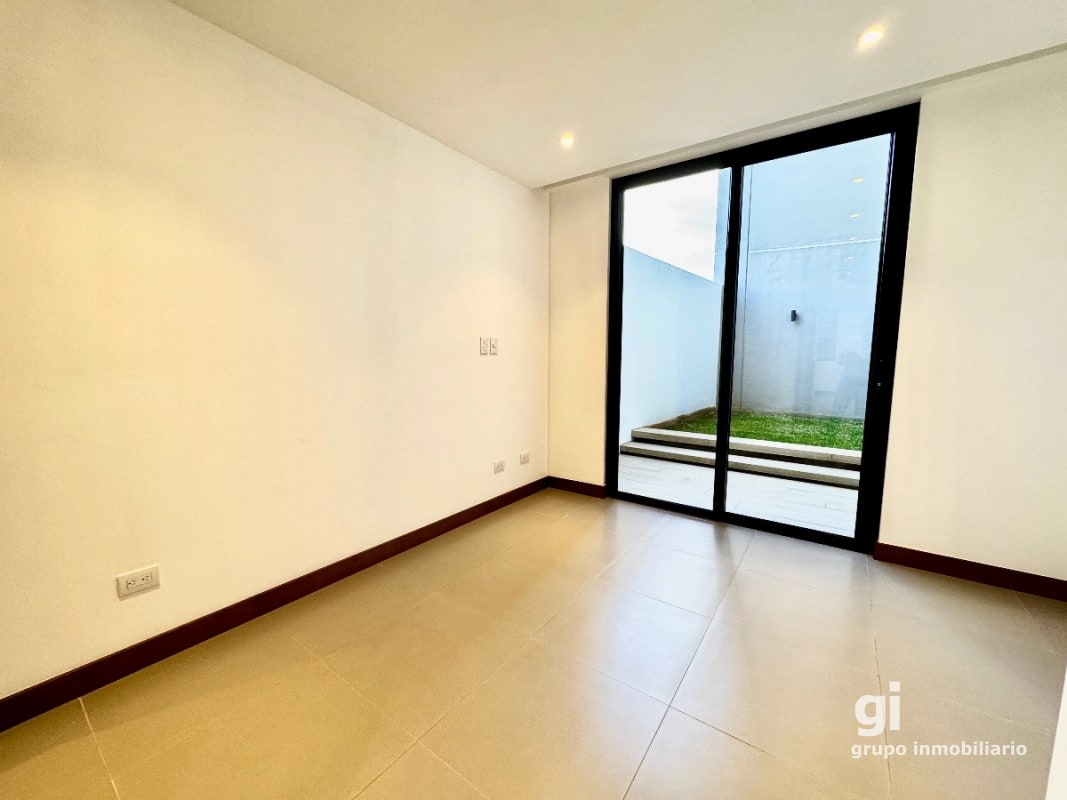 Apartamento de 2 dormitorios + jardín en venta en zona 13 - 12