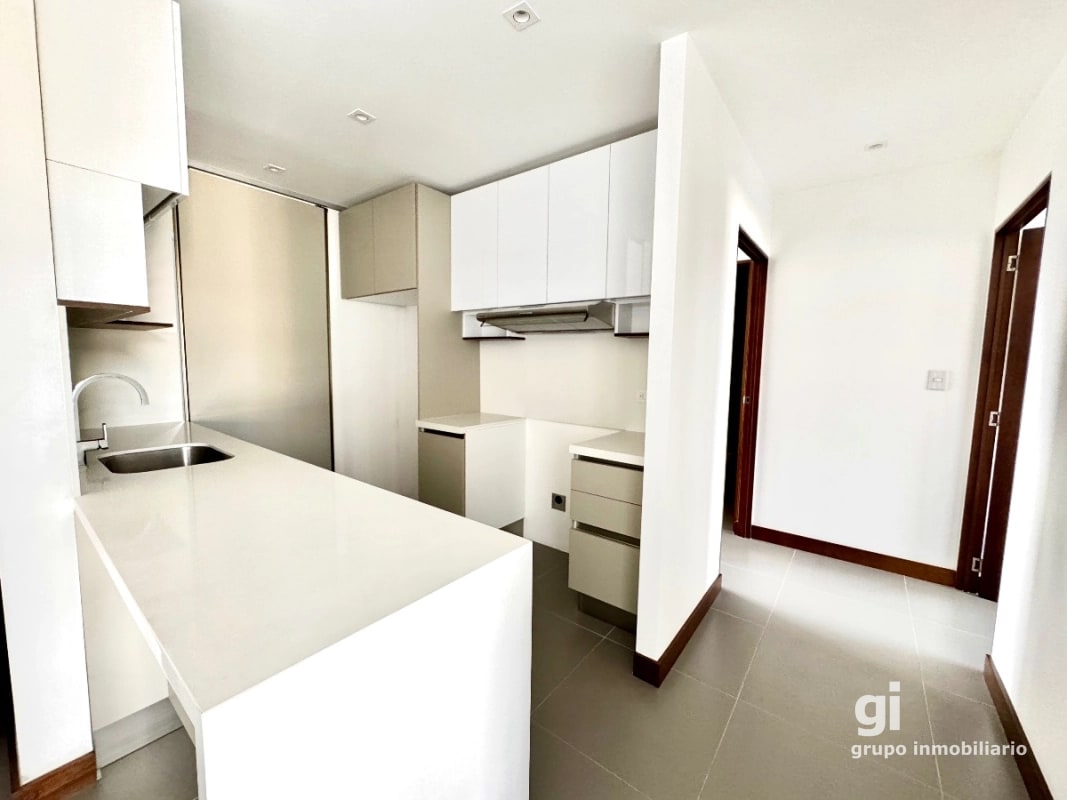 Apartamento de 2 dormitorios en venta en zona 13 - 8